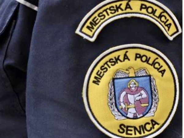 SENICA: Mestská polícia zasahovala pri rušení pokoja, incidentu metlou aj porušení zákona o odpadoch