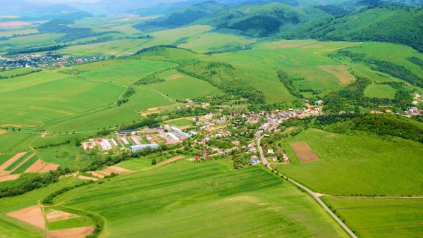ŠARIŠSKÉ SOKOLOVCE: Začiatkom 14. storočia kráľ Karol Róbert z Anjou daroval usadlosť Tolčemes Mikulášovi Apródovi, ktorý v obci dal postaviť kúriu