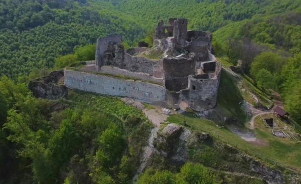 ROVNÉ: Zhromažďovacia plocha pred cintorínom a domom