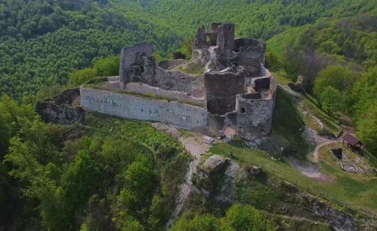 ROVNÉ: Zhromažďovacia plocha pred cintorínom a domom