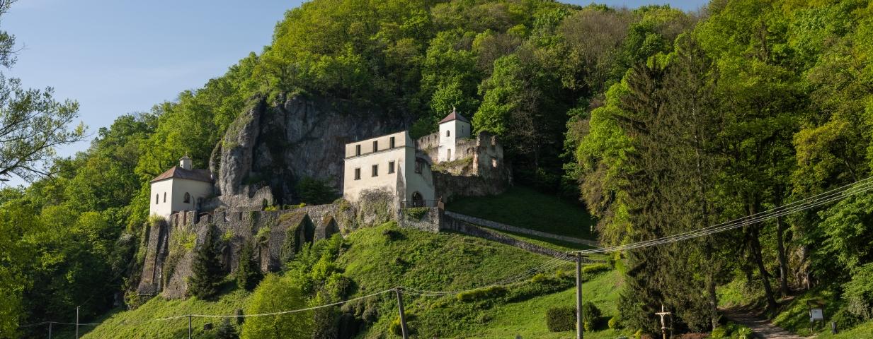 SKALKA NAD VÁHOM:  Skalka je symbolom náboženského života našich predkov