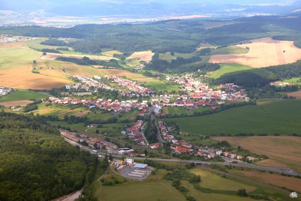 LIESKOVEC: V roku 1989 bol Lieskovec na základe ľudového hlasovania opäť vyhlásený za samostatnú obec (1.12.1990), na čele ktorej stojí volený starosta a obecné zastupiteľstvo.