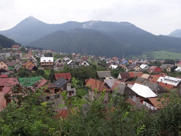 KOMJATNÁ: Prvá písomná zmienka o škole v Komjatnej je z roku 1697 kedy v nej po latinsky vyučoval učiteľ Michal Kozay.