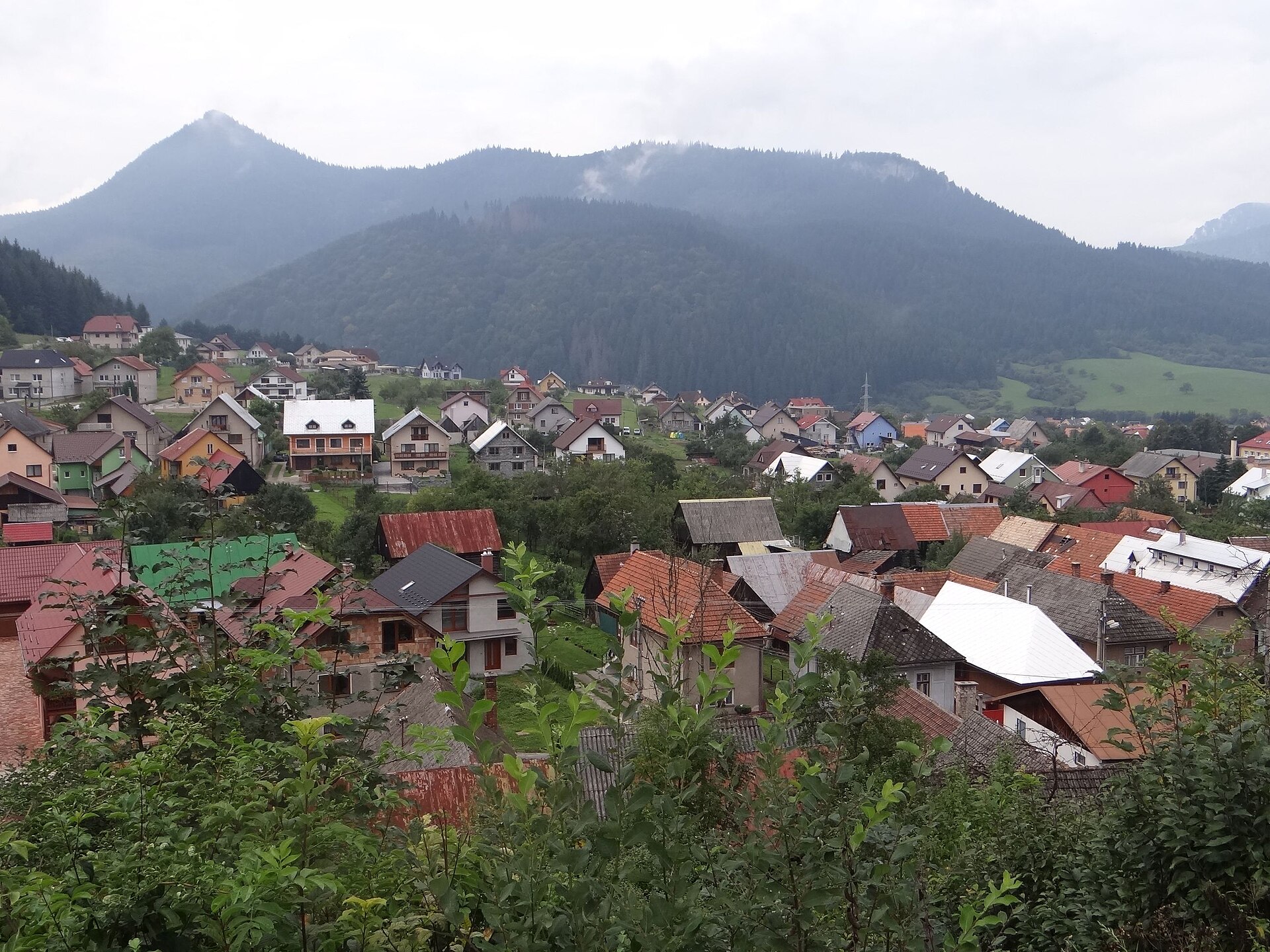 KOMJATNÁ: Prvá písomná zmienka o škole v Komjatnej je z roku 1697 kedy v nej po latinsky vyučoval učiteľ Michal Kozay.