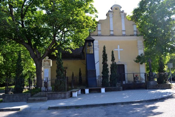 BLATNÁ NA OSTROVE: Blatná je malá maďarská obec na hornom Žitnom ostrove: ráta 35 domov, katolíckych obyvateľov, má vlastnú poštu, telegraf, jej železničnou stanicou sú Veľké Lehnice.