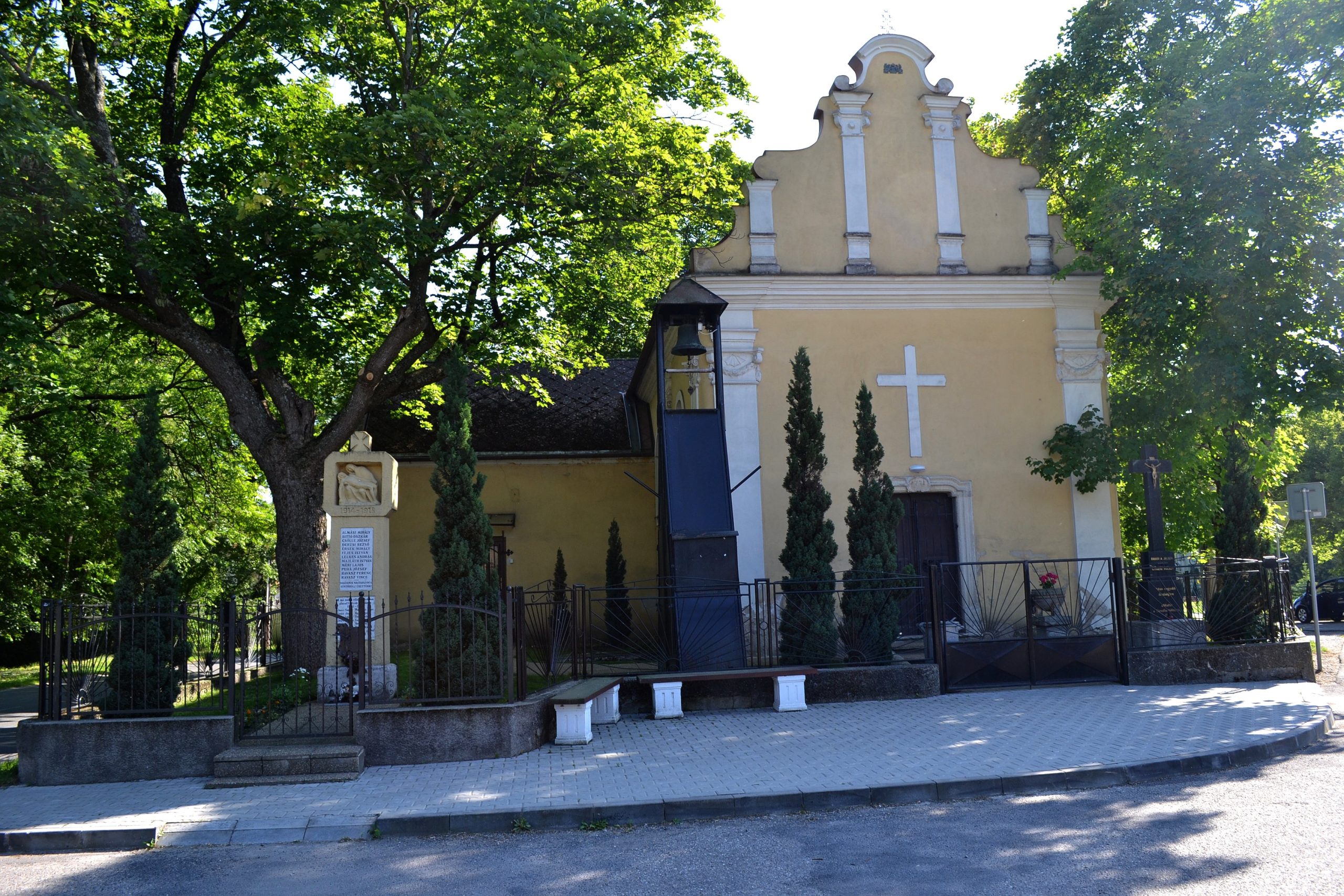 BLATNÁ NA OSTROVE: Blatná je malá maďarská obec na hornom Žitnom ostrove: ráta 35 domov, katolíckych obyvateľov, má vlastnú poštu, telegraf, jej železničnou stanicou sú Veľké Lehnice.