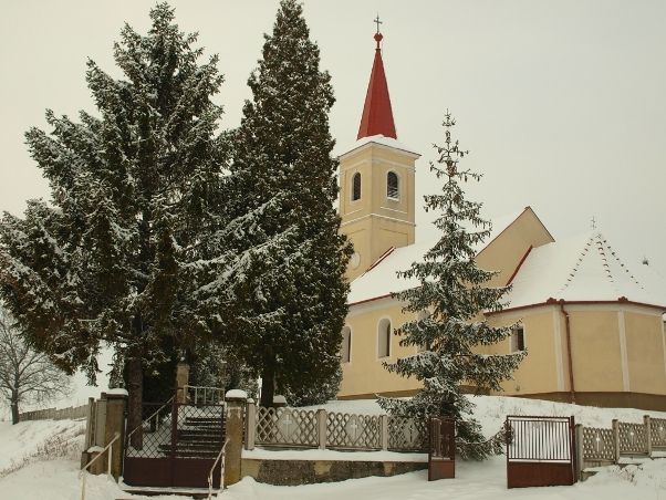 NEVERICE: Obec Neverice sa nachádza na severe Podunajskej nížiny a na južnom úpätí Tribečského pohoria. Leží v sev. časti Žitavskej pahorkatiny v širokej doline .