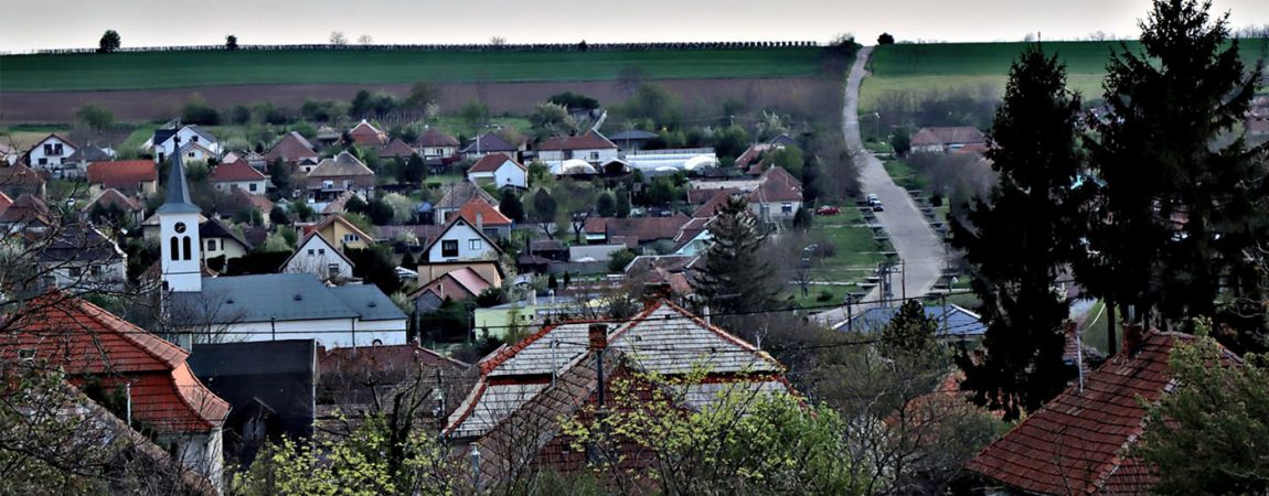 DULOVCE: Obec Dulovce zo severu susedí s obcou Bajč, z východnej strany s obcou Pribeta, z juhu s obcou Svätý Peter a zo západu s mestom Hurbanovo.
