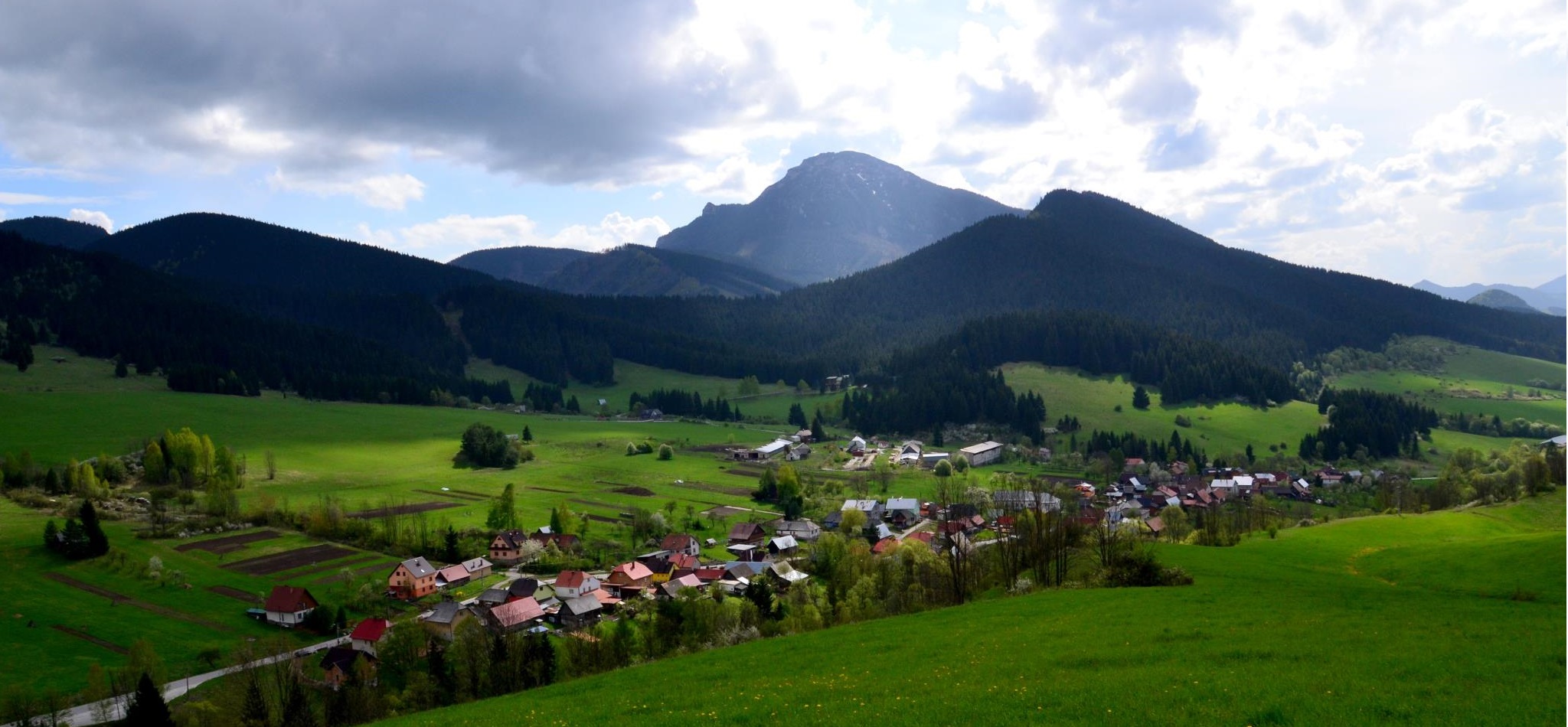 OSÁDKA: V okolí sa nachádzajú vhodné podmienky na turistiku a cykloturistiku, nakoľko sa tu spájajú cesty z obcí Malatiná, Pokryváč a Lúčky.