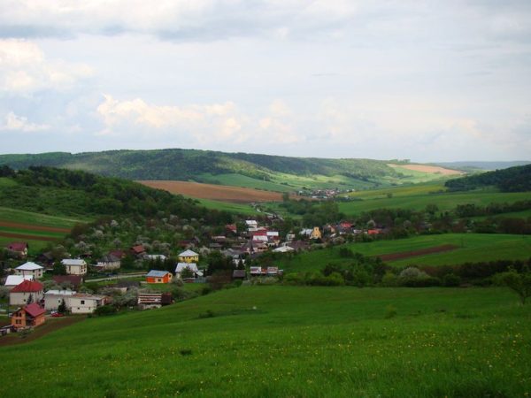 LOPÚCHOV: V rokoch 1992 1993 sa vybudoval nový most cez miestny potok s prístupovou cestou na miestny cintorín.