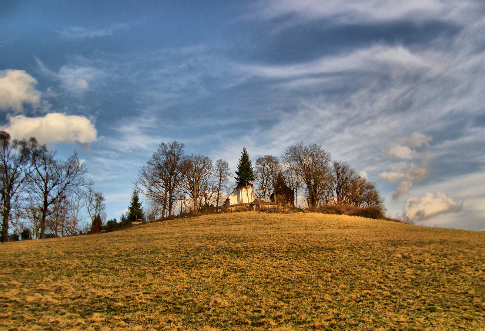 MÝTNA: Obec leží na úpätí Slovenského rudohoria a na svahoch Javoria, v doline na nive a terase potoka Kriváň.