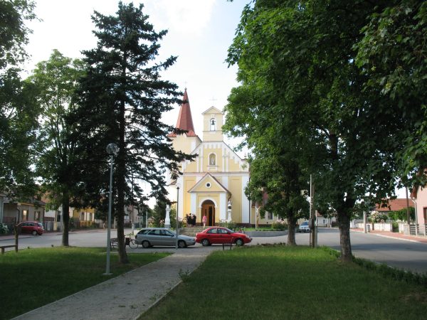 RYBANY: Obec Rybany sa rozkladá na ľavom brehu rieky Bebravy, ktorá má na rybianskom území vyrovnaný spád