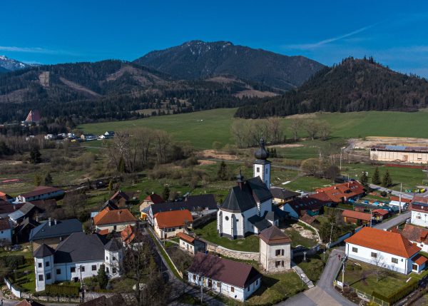 LIPTOVSKÝ JÁN: Prvá písomná zmienka o obci pochádza z roku 1263.