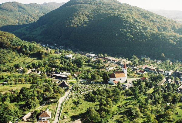 PERNEK: Pôvodný názov obce sa uvádza už v roku 1206 ako Misle