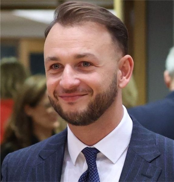 OSOBNOSTI: Mgr. Matúš Šutaj Eštok - Nádej, že toto je začiatok éry, ktorú si Slováci zvolili pred 35 rokmi.