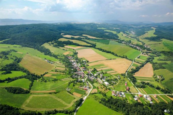 KOCHANOVCE: V juhozápadnej časti Nízkych Beskýd, v západnej časti doliny Tople leží dedina Kochanovce.