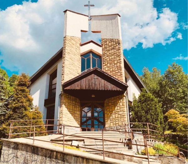 LACKOV: Rímskokatolícka farnosť Lackov je filiálnou farnosťou Senohradu. Od roku 2008 patrí pod dekanát Krupina, banskobystrickej diecézy. 