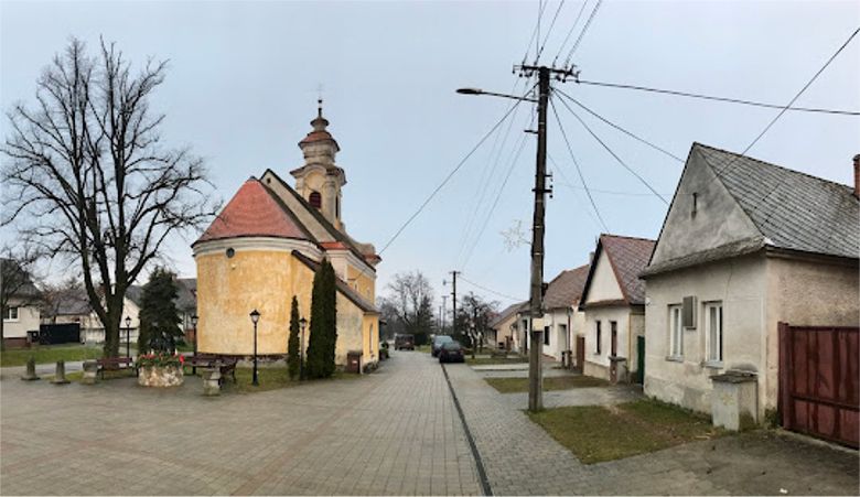 PLAVECKÝ MIKULÁŠ: Deravá skala a Tmavá skala sú dve takmer protiľahlé jaskyne. Obe sa nachádzajú v Mokrej doline, ktorou prechádza náučný chodník.