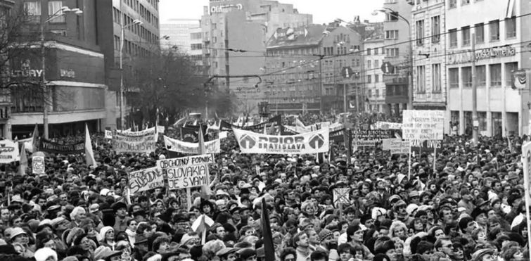 PRÍSPEVOK: Farebné revolúcie, Čierne komandá a duchovia Zamatovej revolúcie.