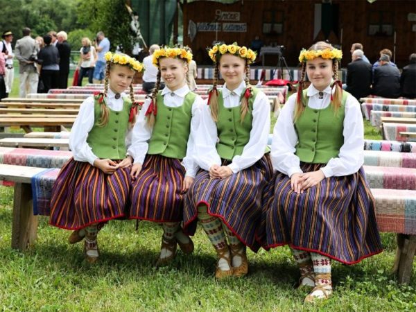 ROKYTOV: Rokytov leží v západnej časti Nízkych Beskýd, v doline Tople