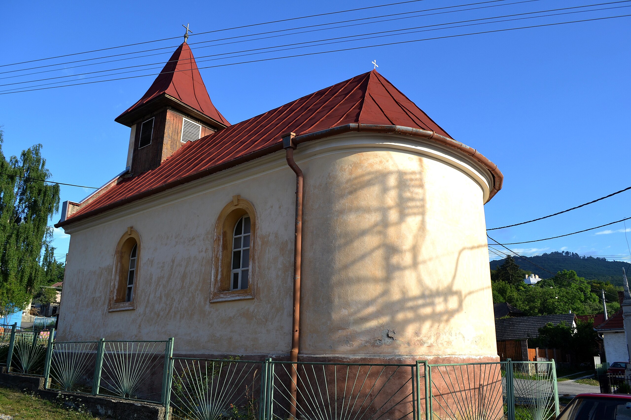 NOVÁ LEHOTA: Obec leží v Považskom Inovci, pod vrcholom Bezovca tvoriaceho dominantu okolitej krajiny.