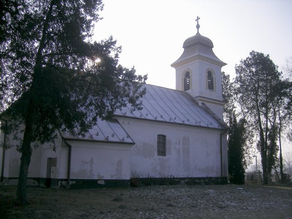 MOČA: V obci je 92% maďarskej národnosti, 6% slovenskej a 1,5 % rómskej, 0.5 % ostatné.