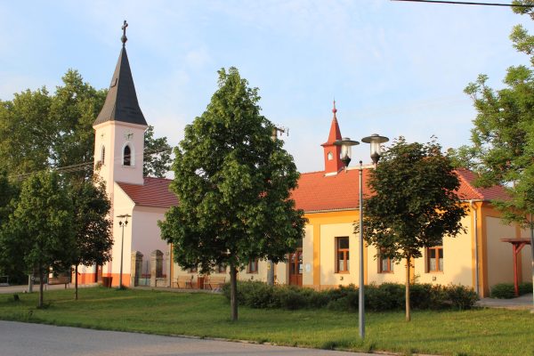 ANDOVCE: Obec sa nachádza na Podunajskej nížine.