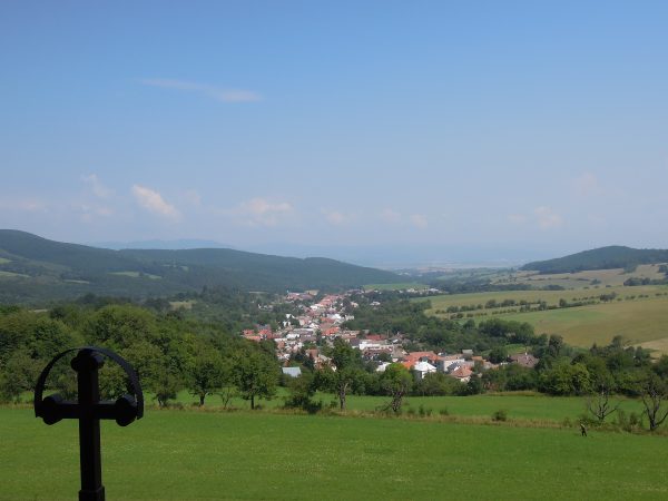 SELEC: Nachádza sa v závere doliny Seleckého potoka, ktorý je ľavostranným prítokom rieky VáhSELEC: