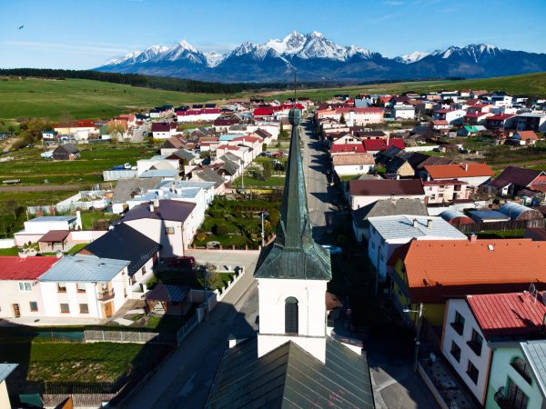 MALÝ SLAVKOV: Prvá hypotéza je pravdepodobne tradovaná legendou, resp. povesťou o pašovaní koní, ktoré vraj zbojníci a zlodeji osady Malý Slavkov, pašovali z Poľska, na územie Spiša.
