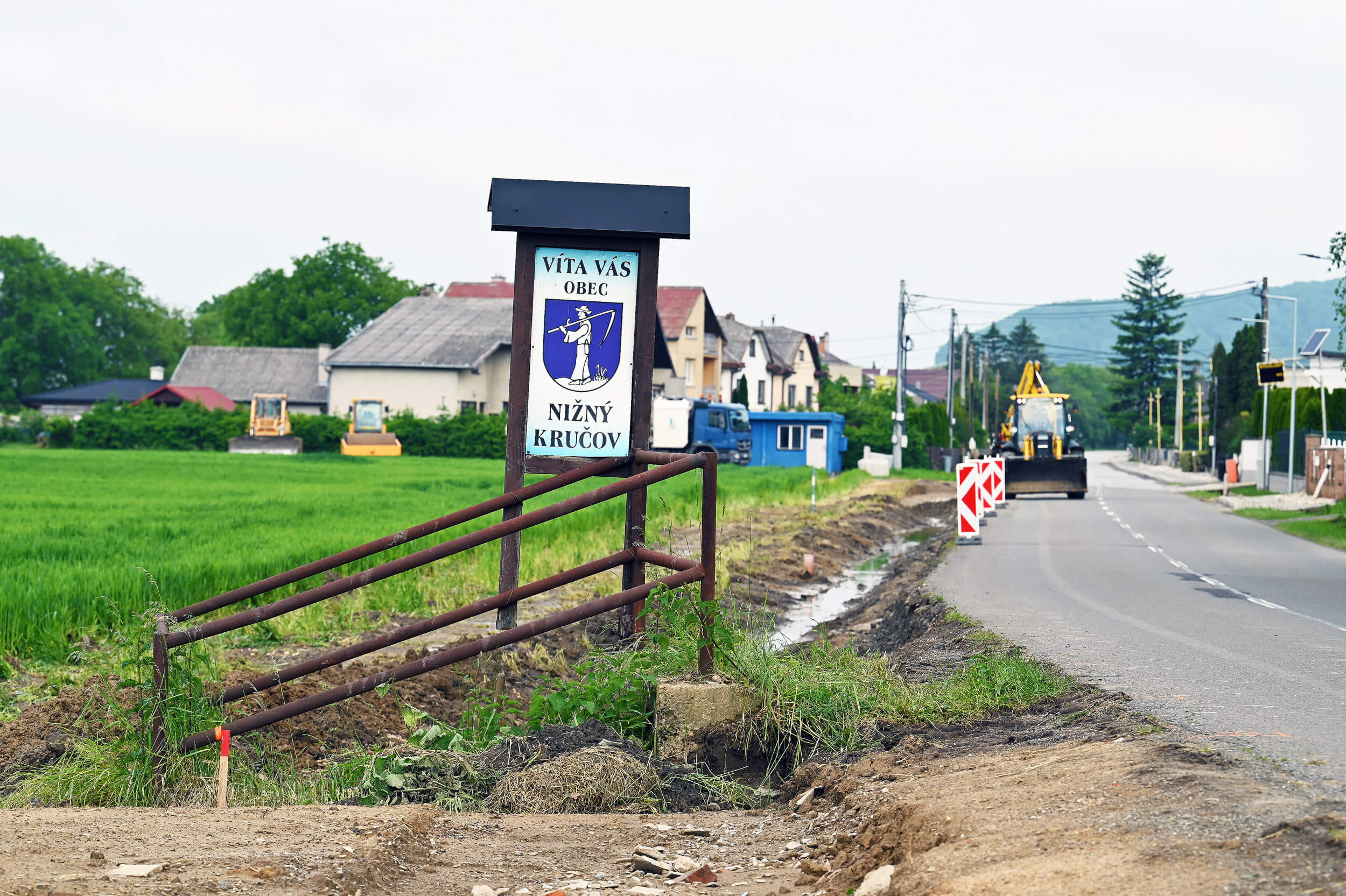 NIŽNÝ KRUČOV: Nižný Kručov leží v severozápadnom cípe ondavského výbežku Východoslovenskej nížiny na terasách rieky Tople.