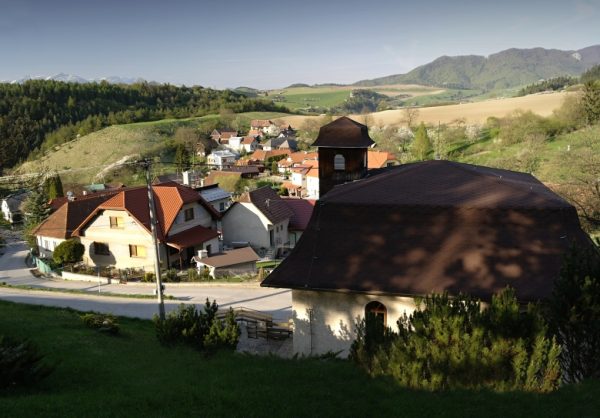 ZÁBORIE: Záborie je stará zemianska obec ležiaca medzi Turčianskym Jasenom a Sklabiňou, asi 6 km východne od mesta Martin.