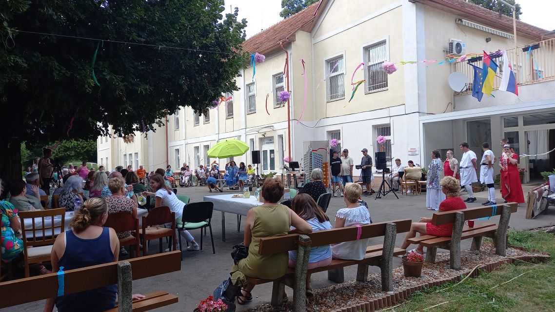 KLASOV: Krásne a požehnané Vianočné sviatky, veľa šťastia, zdravia a pohody do Nového roku, Vám želá starosta, poslanci Obecného zastupiteľstva a kolektív Obecného úradu.