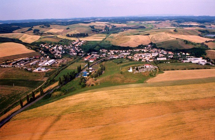 GEMERSKÝ JABLONEC: Obec leží uprostred Cerovej vrchoviny v dolinke pramennej oblasti potoka Gortva.