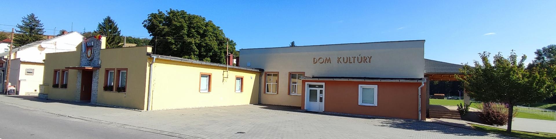 MALÉ KRŠTEŇANY: Zo šlachtických vlastníkov častí obce sú známe rody: Ostrožie, Forgáč, Dóczi a Simoni.