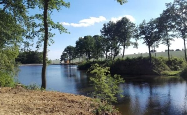 MANKOVCE: Obec sa nachádza v severovýchodnej časti Žitavskej pahorkatiny v doline potoka Stránka, na južných svahoch Tribeča.