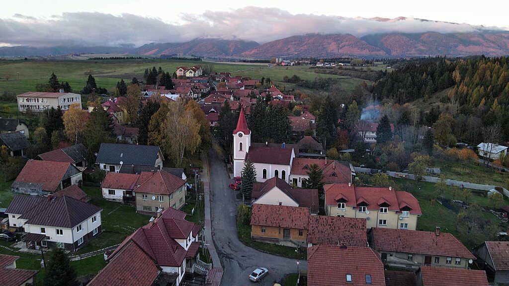 JAMNÍK: Podľa písomných dokladov obec Jamník vznikla na zvykovom práve najneskôr v prvej polovici 13. storočia, možno aj skôr.