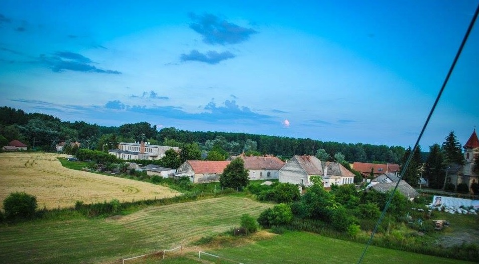 TRÁVNIK: Okres Komárno