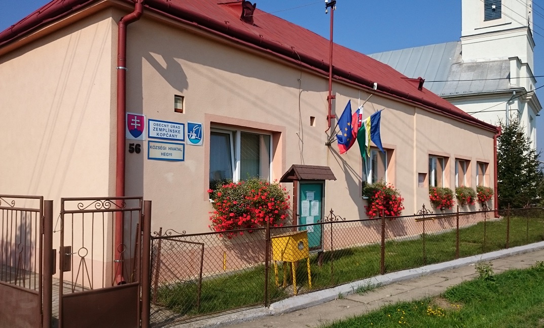 ZEMPLÍNSKE KOPČANY: Názov obce je doložený z roku 1322 ako Higi.