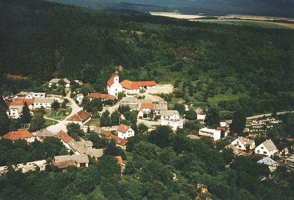 TRENČIANSKE MITICE: Obec v okrese Trenčín.