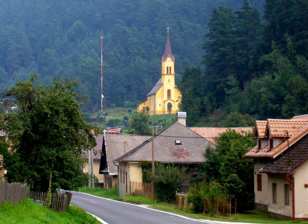 SMOLNÍCKA HUTA: Obec patrí do regiónu Spiš a nachádza sa v údolí riečky Smolník v južnej časti okresu Gelnica.