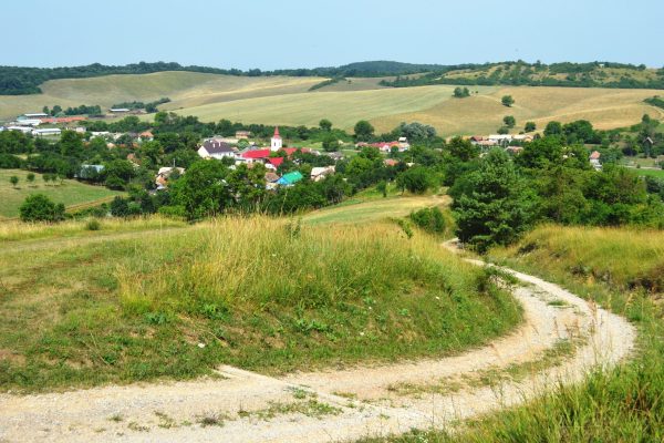 NEPORADZA: Obec Neporadza vznikla v r. 1960 zlúčením Bošianskej a Rožňovej Neporadze.