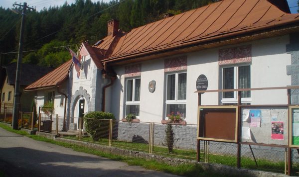 PAŠTINA ZÁVADA: Prvé počiatky školy v obci Paština Závada podľa slov pamätníkov a kroník siahajú do roku 1850.