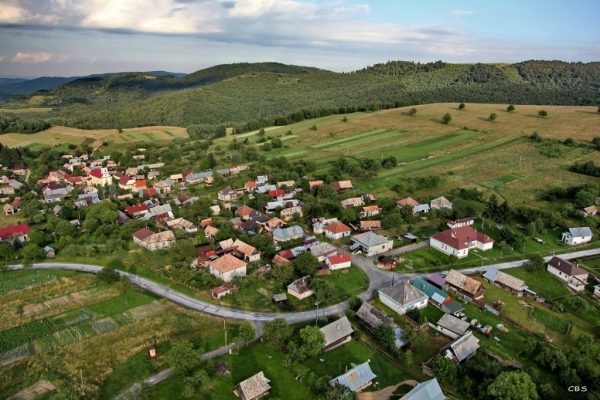 ŠOLTÝSKA: Obec leží v údolí kde pramení potôčik, ktorý sa asi po 2 km vlieva do potoka Kokavka.