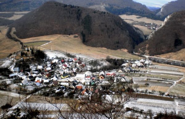 KOSTOLEC: Podoba názvu Kostelec, Kostolec skrýva v sebe stopy kultového miesta.