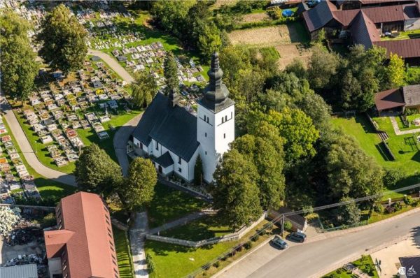 LOKCA: Biela Orava spájajúca sa s Hruštínkou vytvára tvar lakťa.