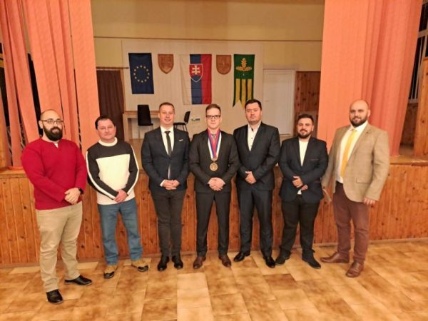 POĽANY: A Felső-Bodrogközben, Királyhelmectől 7 km-re északra, Lelesz és Szolnocska települések között, a Latorca bal oldalán.