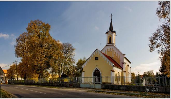 NEDANOVCE: Obec leží vo východnej časti Nitrianskej sprašovej pahorkatiny na ľavostrannej nive Nitry.
