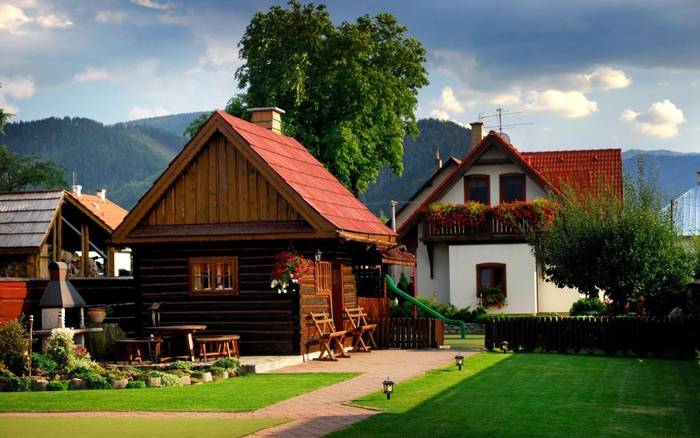 UHORSKÁ VES: Cez obec preteká rieka Váh a umelý vodný tok bez mena určený na zavlažovanie polí v pozadí obce, odrazený ešte v Liptovskom Jáne.