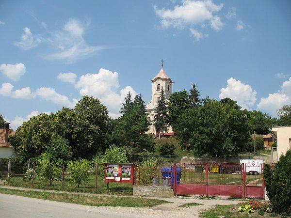 MALÁ NAD HRONOM: Obec je v okrese Nové Zámky.