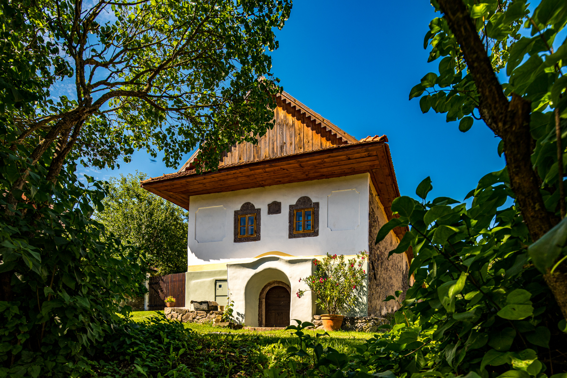 KRÁĽOVCE-KRNIŠOV: Obec je obklopená záhradami a lesmi.